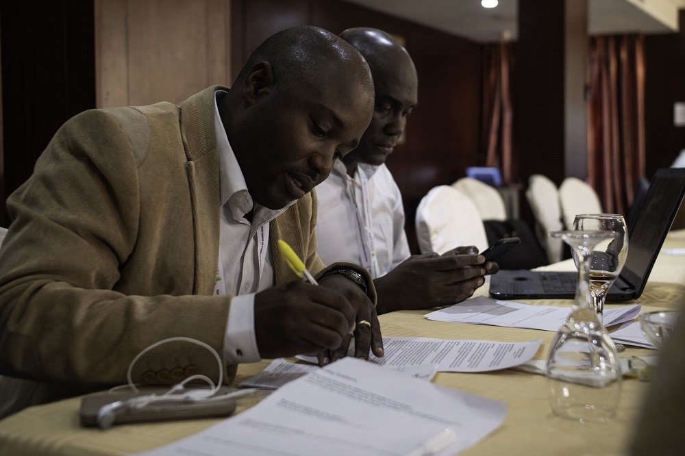 Leden van de Africa Mini-Grids Community of Practice uit Ivoorkust bereiden een sessie voor over hun landcontext van mini-grids tijdens een workshop in Abuja, Nigeria. Foto: Geraint Hill, 2018