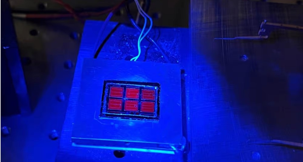 Quantum well solar cell 395 PERCENT Quantum well solar cell 395 PERCENT